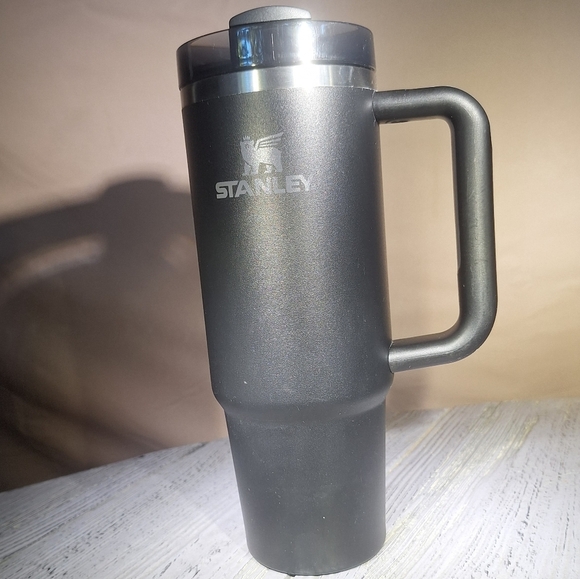 Stanley Black Travel Mug with Handle Quencher H2.0 FlowState Tumbler 30oz. - Picture 4 of 12